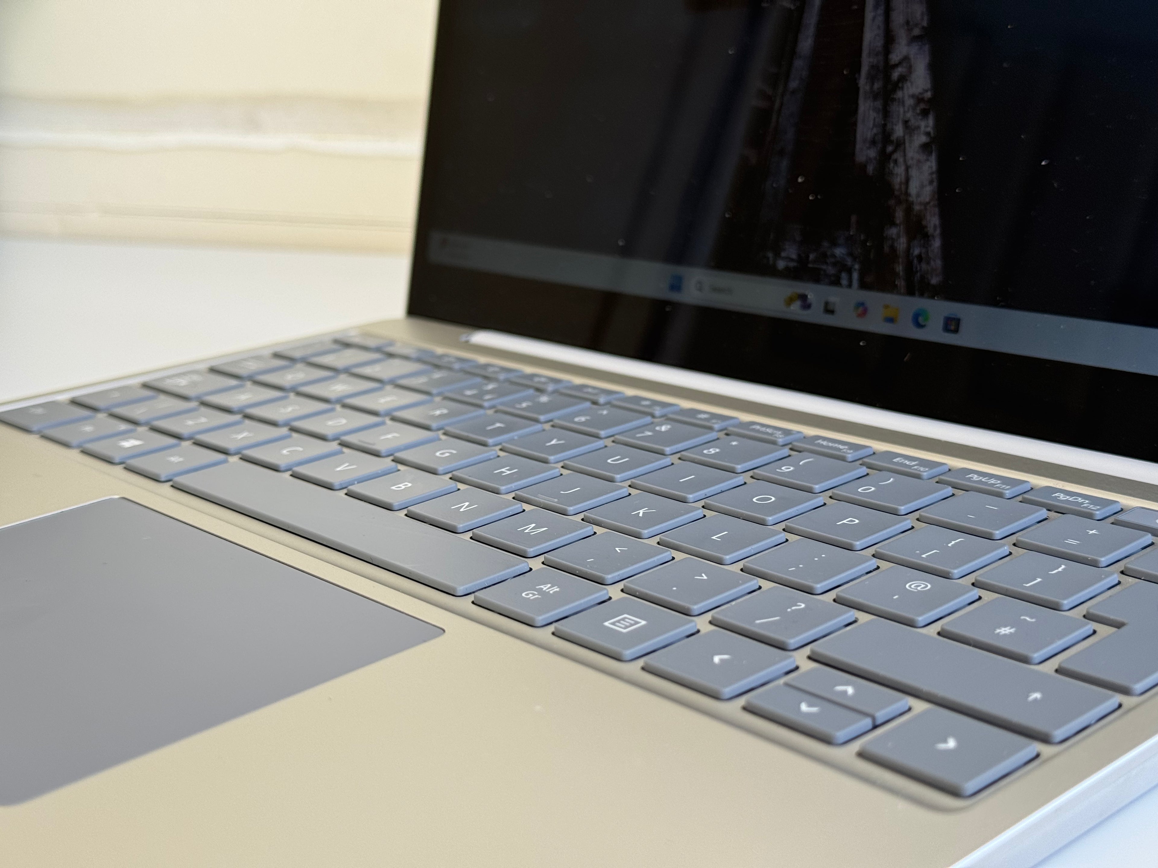 Microsoft Surface Laptop GO